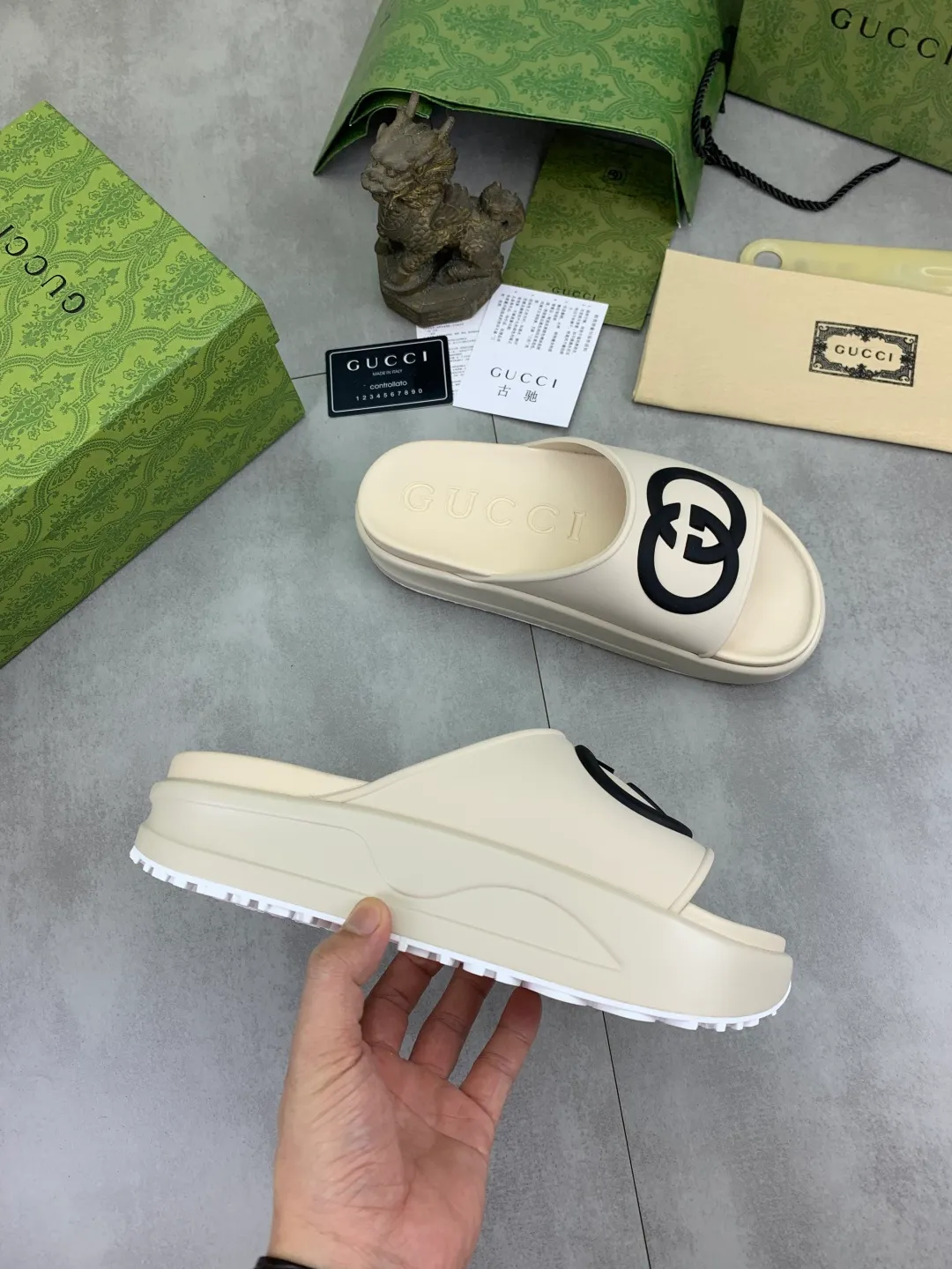 Men's Men's Shoes 💰P300💰[New Style] High Version 🎁🎁🎁 GUCCI New Year of the Snake casual slippers, original official website, perfect workmanship, transmitting a kind of noble luxury, sublimating its definition of luxury in Gucci's high-end extraordinary craftsmanship. Original Gucci double G combination outsole, code number: 35-46, complete package